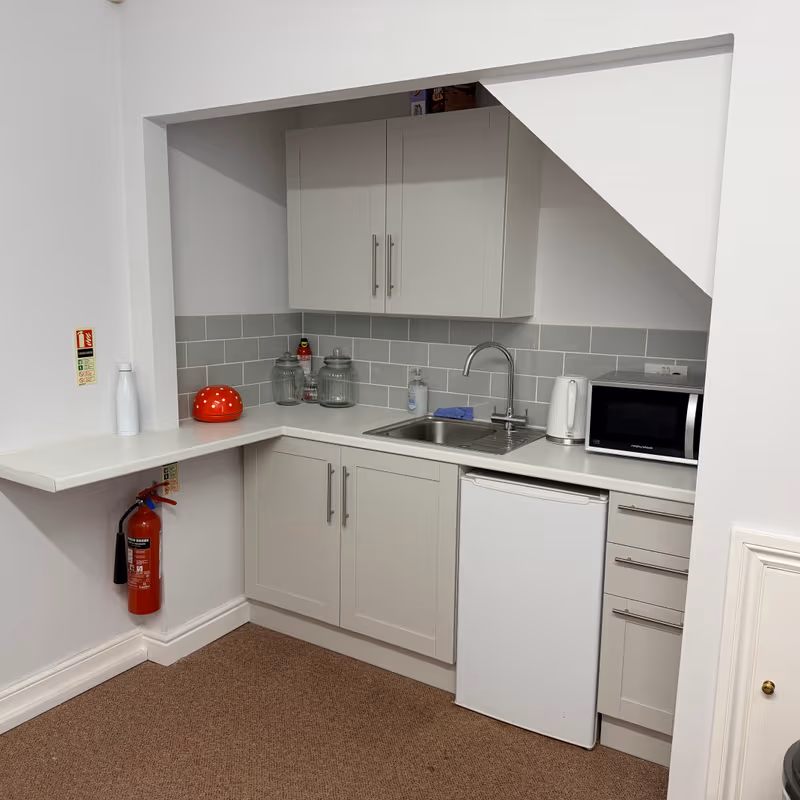 4 Tongham Road, Farnham - Image 6