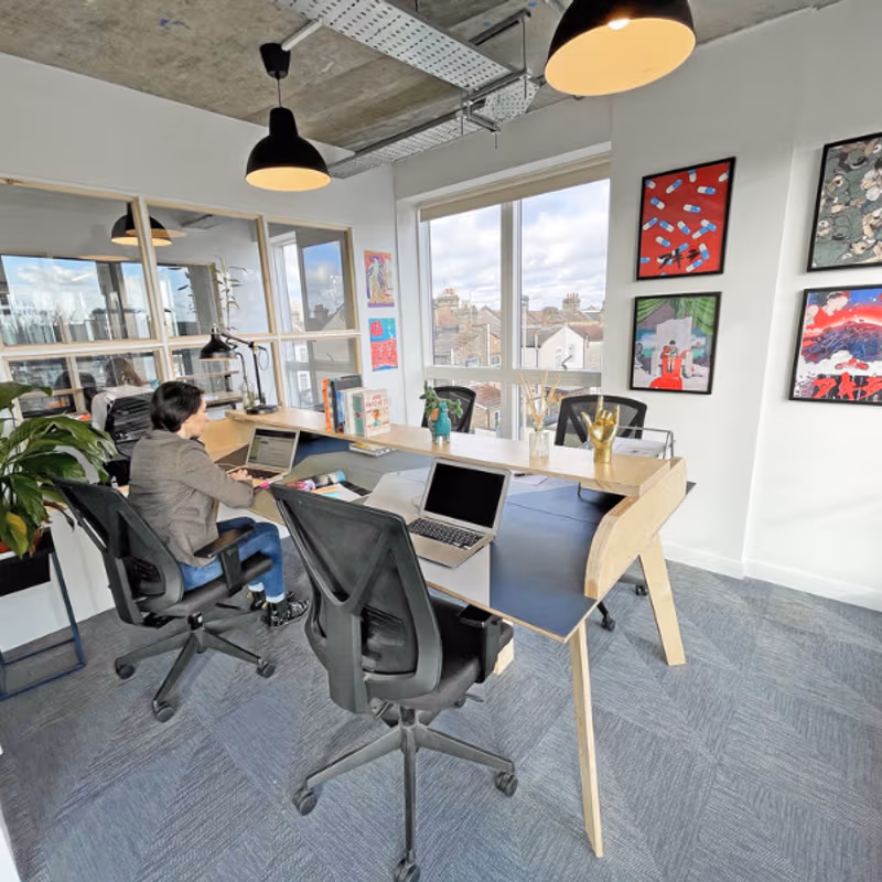 102 Rookery Court, Greater London - Image 2