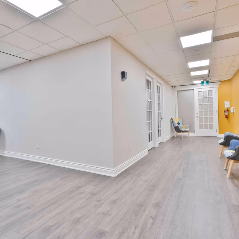 5500 North Service Road, Burlington - Image 4