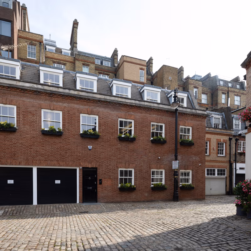 22 Grosvenor Gardens Mews, London - Image 3