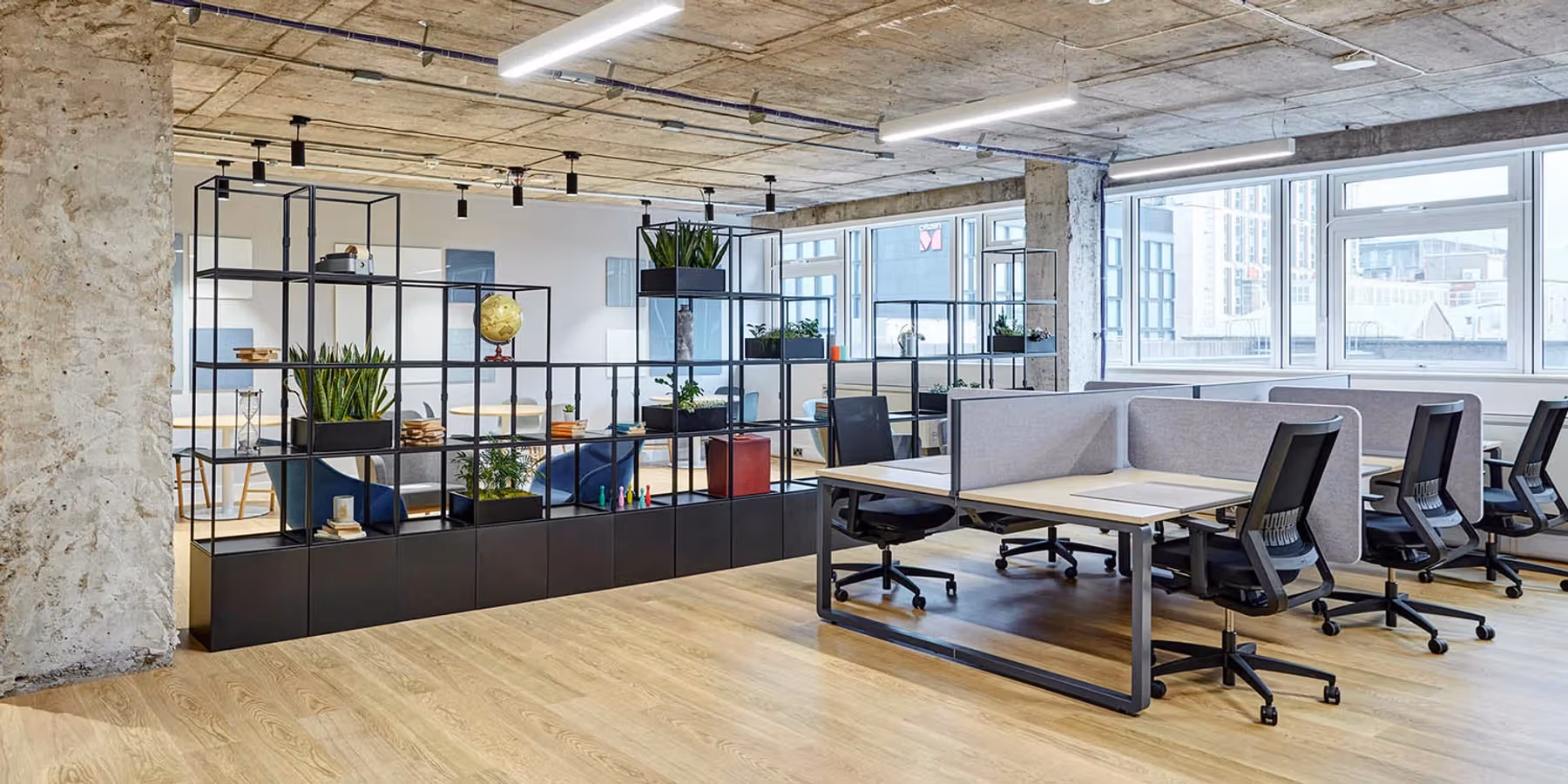 Coworking Spaces vs. Serviced Offices: Which Is Best for Your Hybrid Team?