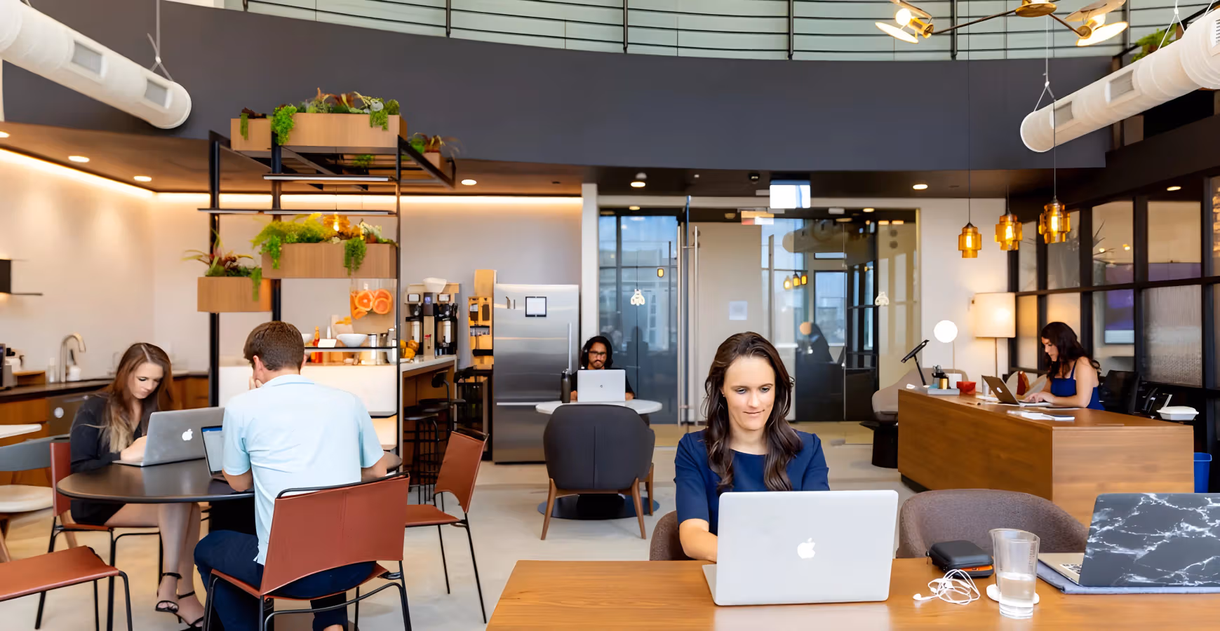 Coworking vs WFH: Why a Hot Desk is Better for Freelancers?