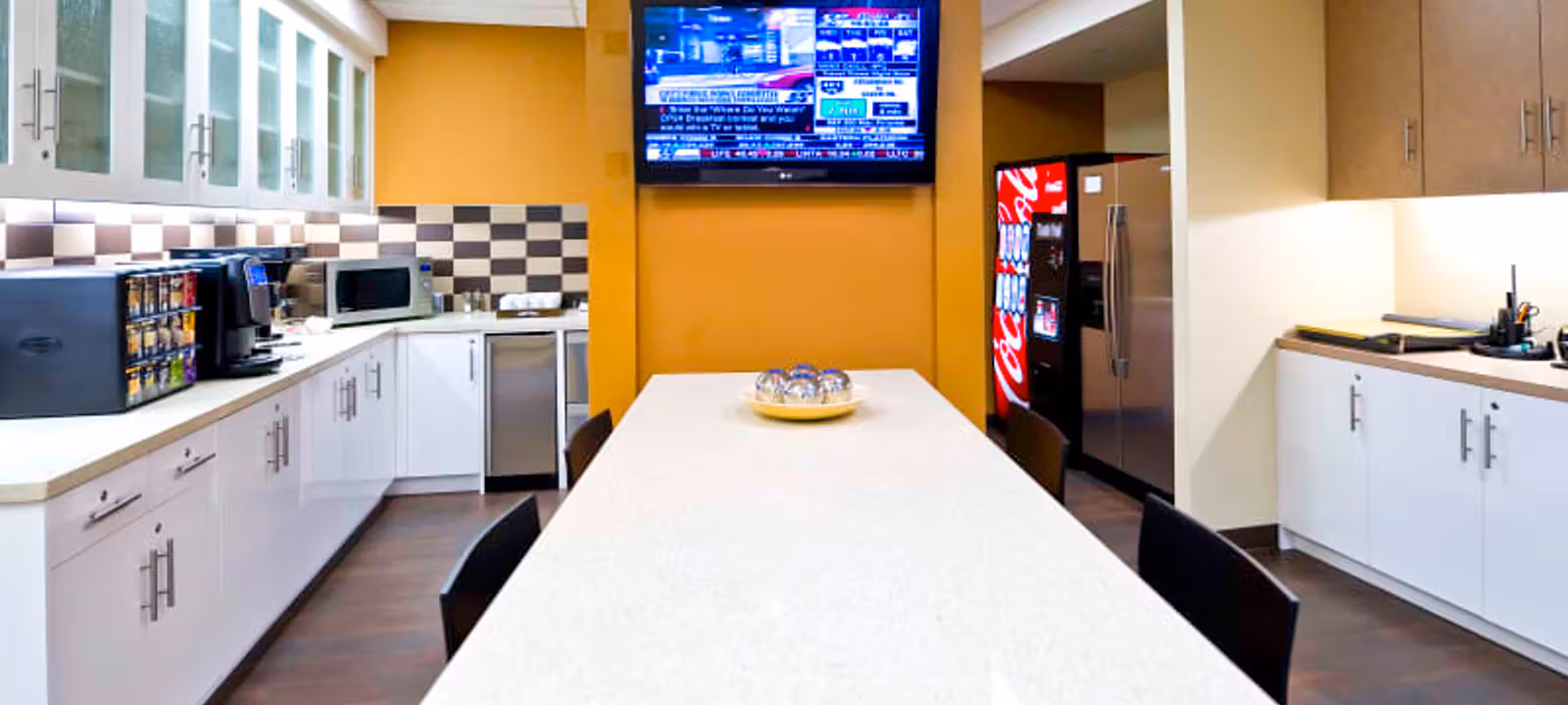 380 Wellington St, London - Image 1