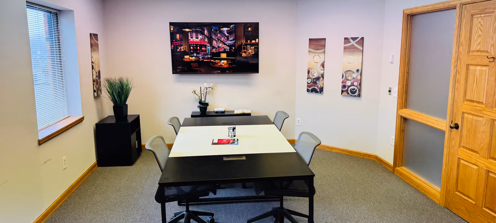 https://officehub.s3.amazonaws.com/Assets%2Fimages%2F12689%2FCoworking-Space-MI-Mount-Clemens-75-North-Main-Street-3rd-Floor-Conference-Room.jpg