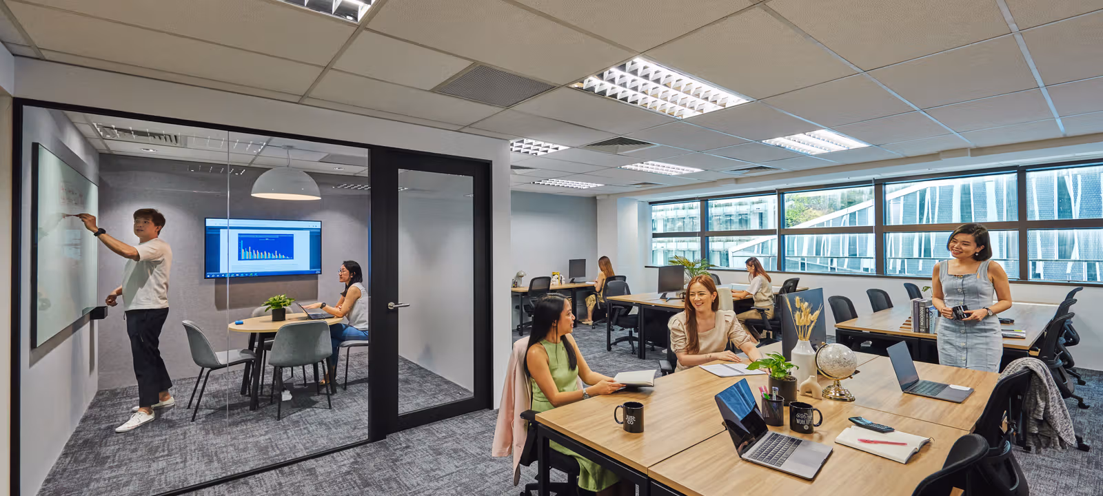 https://officehub.s3.amazonaws.com/Assets%2Fimages%2F25392%2FCoworking-Space-Singapore-Singapore-16-Raffles-QuayJUSTCO%28HONGLEONG%29_2202240720mainv2withpeople-edits.jpg