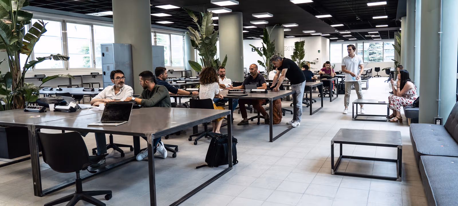 https://officehub.s3.amazonaws.com/Assets%2Fimages%2F38757%2FCoworking-Space-Emiliaromagna-Bologna-4-VIA-Della-Ferriera-Ambiente-6.jpg
