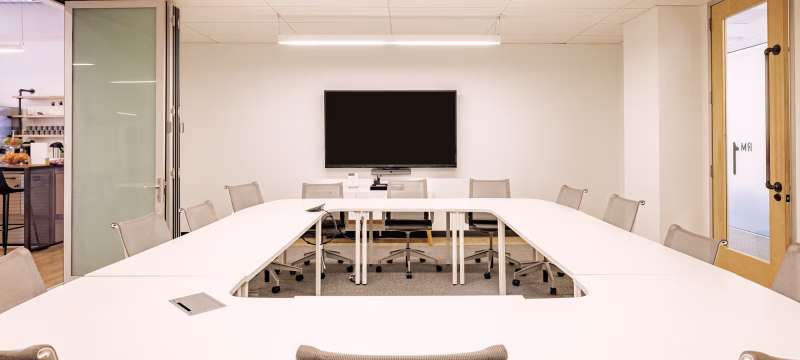https://officehub.s3.amazonaws.com/Assets%2Fimages%2F3894%2FServiced-Office-%28Creative%29-CA-San-Francisco-77-Geary-Street-Industrious---Union-Square---Meeting-Room-1.jpg