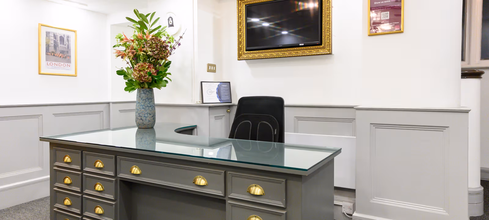 https://officehub.s3.amazonaws.com/Assets%2Fimages%2F4406%2FServiced-Office-%28Classic%29-London-Westminster-13-Palace-Street2+victoria+palace+reception.jpg