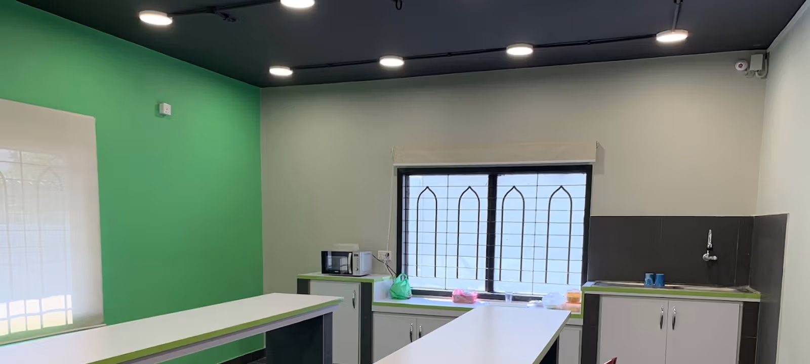 https://officehub.s3.amazonaws.com/Assets/images/10483/Serviced-Office-%28Classic%29-Sindh-Karachi-D-15-Fb-Area-Block-4-Gulberg-Town-IMG3994-2.JPG