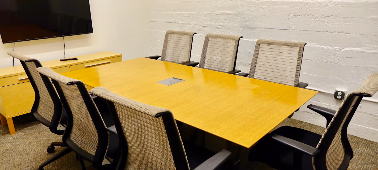 https://officehub.s3.amazonaws.com/Assets/images/10700/Coworking-Space-CA-San-Francisco-450-Townsend-St-large-conf-room-2.webp