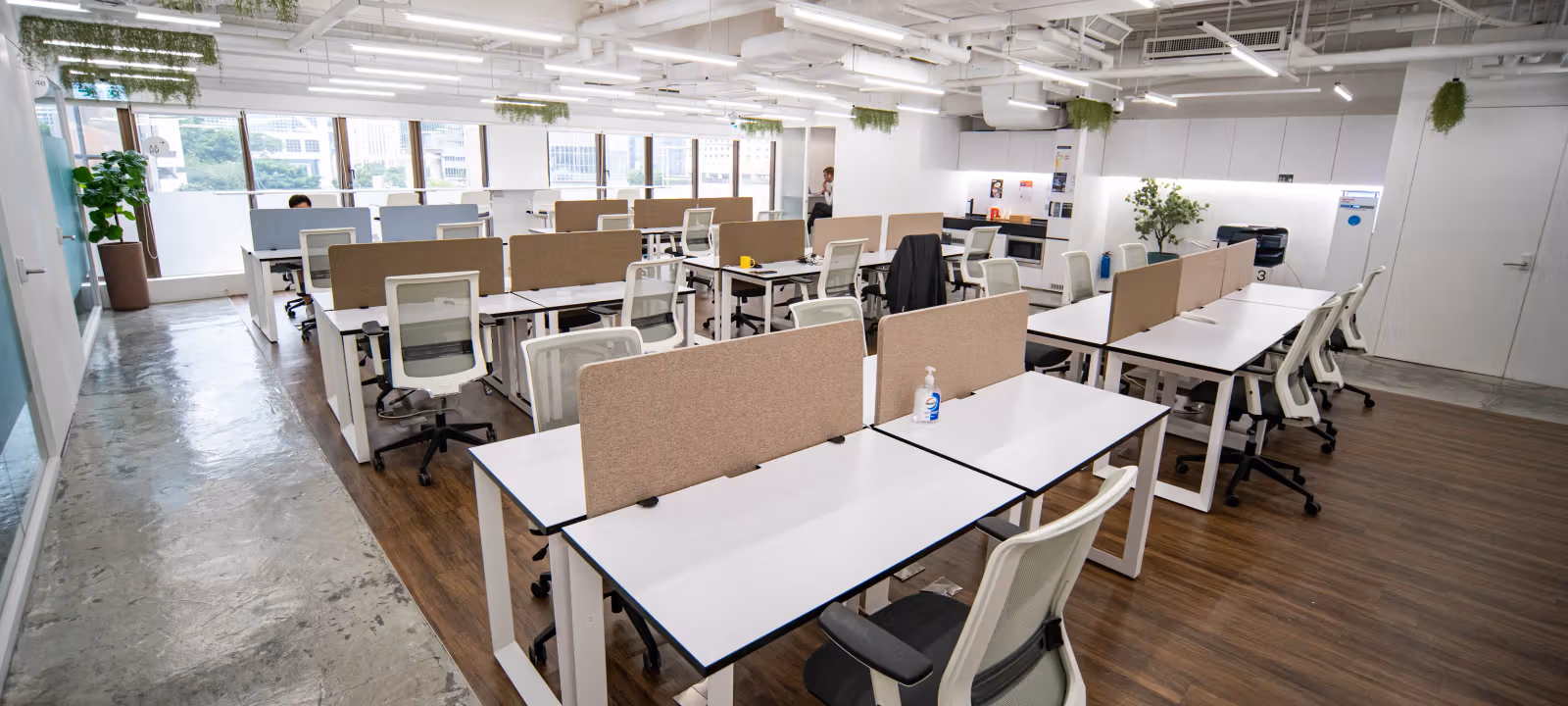 https://officehub.s3.amazonaws.com/Assets/images/10802/Coworking-Space-Hong-Kong-Island-Admiralty-95-Queensway-DSC03683.webp