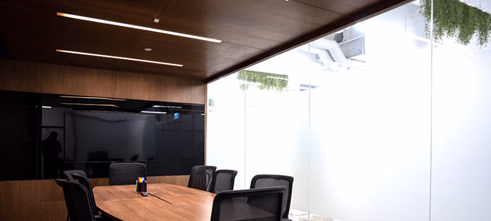 https://officehub.s3.amazonaws.com/Assets/images/10802/Coworking-Space-Hong-Kong-Island-Admiralty-95-Queensway-Meeting-Room-7.png