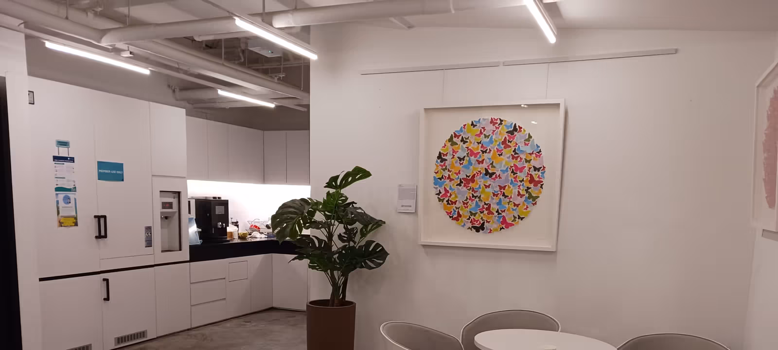 https://officehub.s3.amazonaws.com/Assets/images/10802/Coworking-Space-Hong-Kong-Island-Admiralty-95-Queensway-pantry.jpg