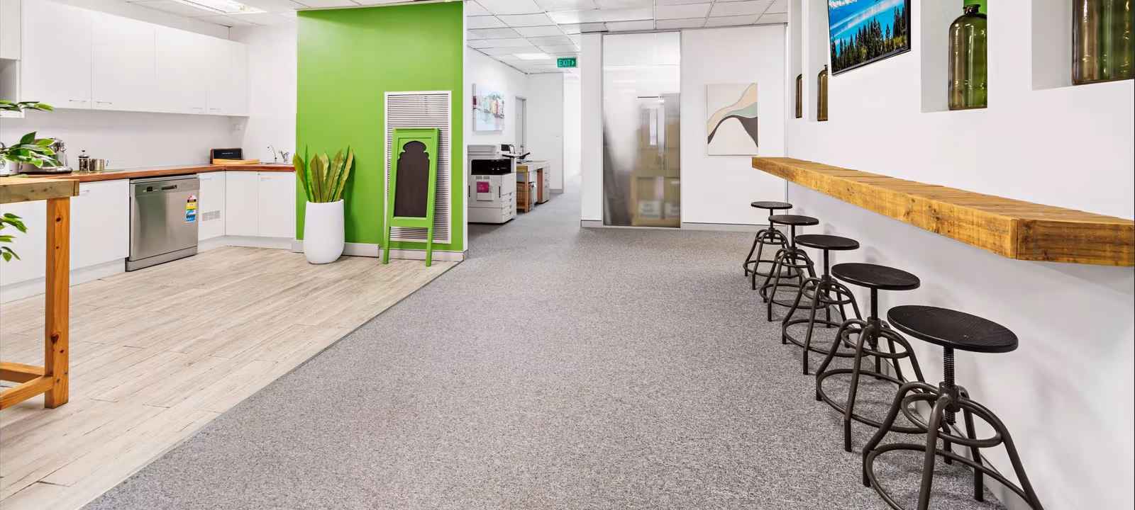 https://officehub.s3.amazonaws.com/Assets/images/1105/Serviced-Office-%28Classic%29-NSW-Chatswood-175-Lower-Gibbes-Street-coworking-area.jpg