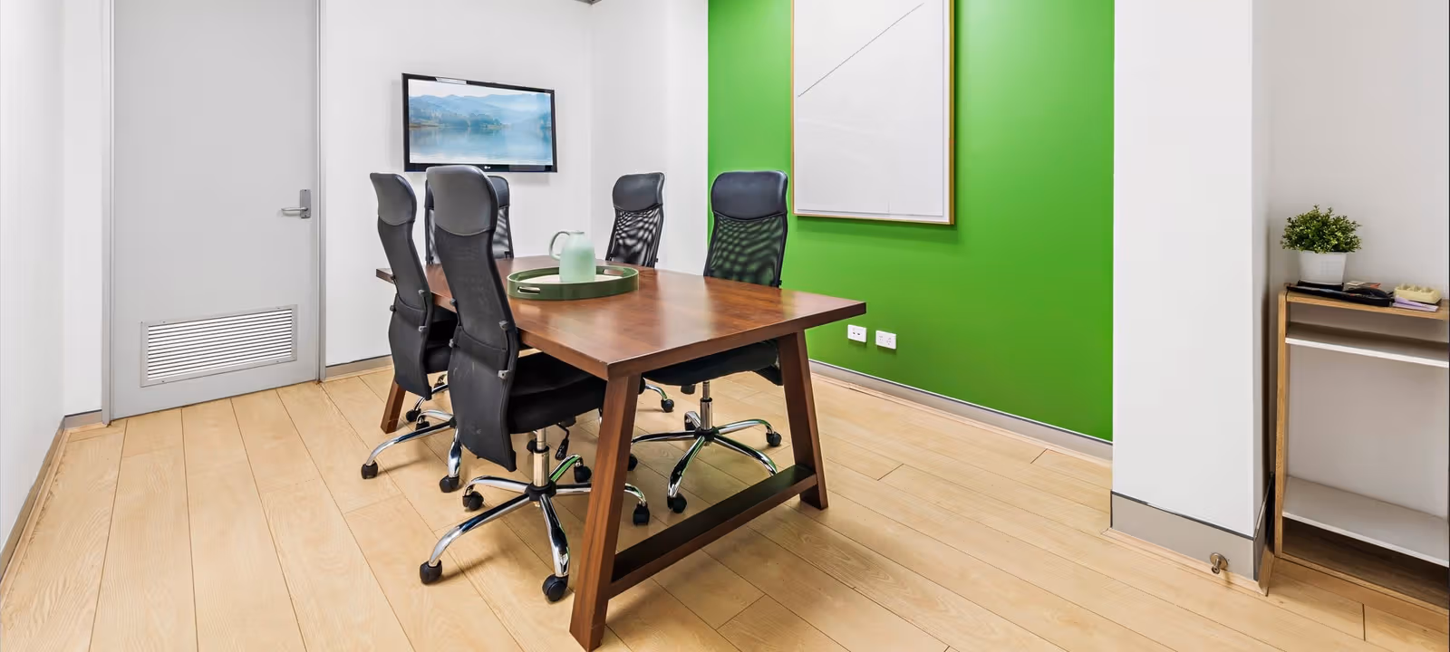 https://officehub.s3.amazonaws.com/Assets/images/1105/Serviced-Office-%28Classic%29-NSW-Chatswood-175-Lower-Gibbes-Street-meeting-room.jpg