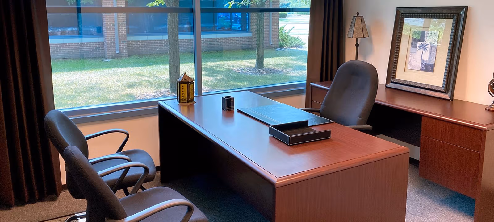 https://officehub.s3.amazonaws.com/Assets/images/11970/Serviced-Office-%28Classic%29-IL-Warrenville-27475-Ferry-Rd-Deluxe-Office-Warrenville.jpg