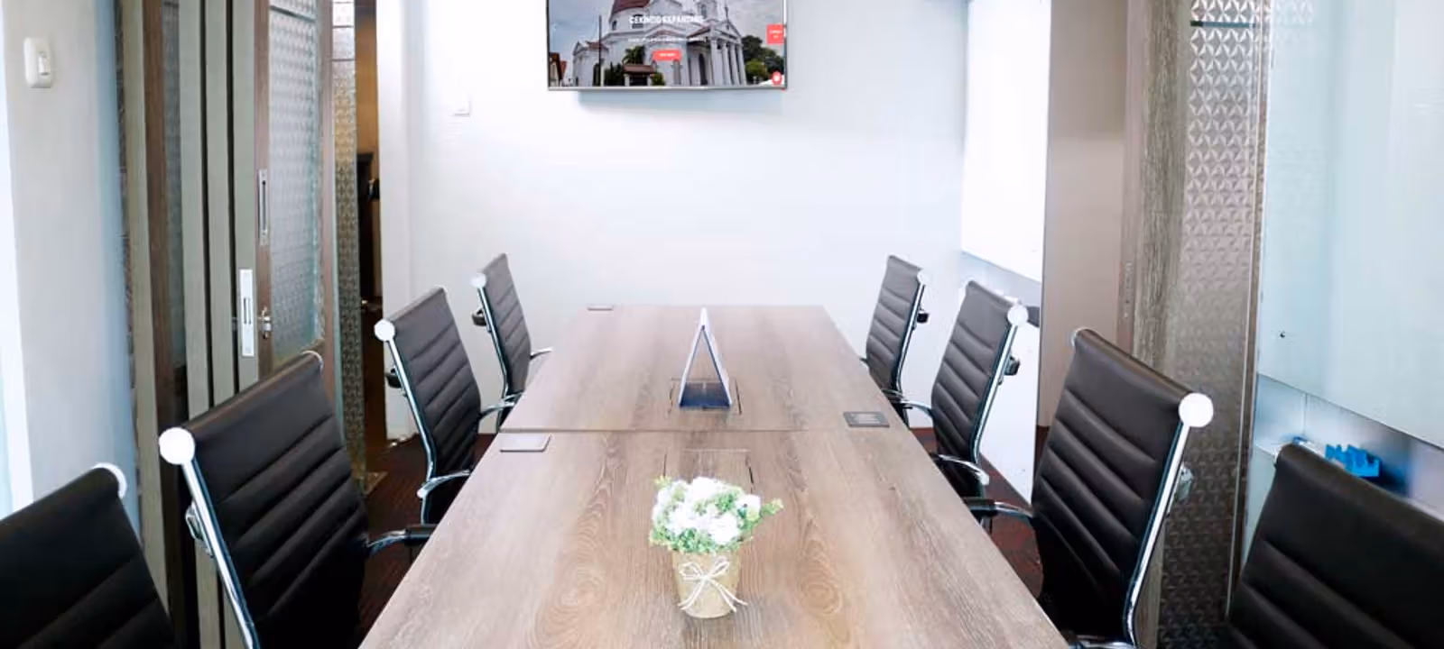 https://officehub.s3.amazonaws.com/Assets/images/1390/Serviced-Office-%28Classic%29-Jakarta-West-Jakarta-City-22-24-Letjen-S-Parman-Street-meeting-room2.jpg