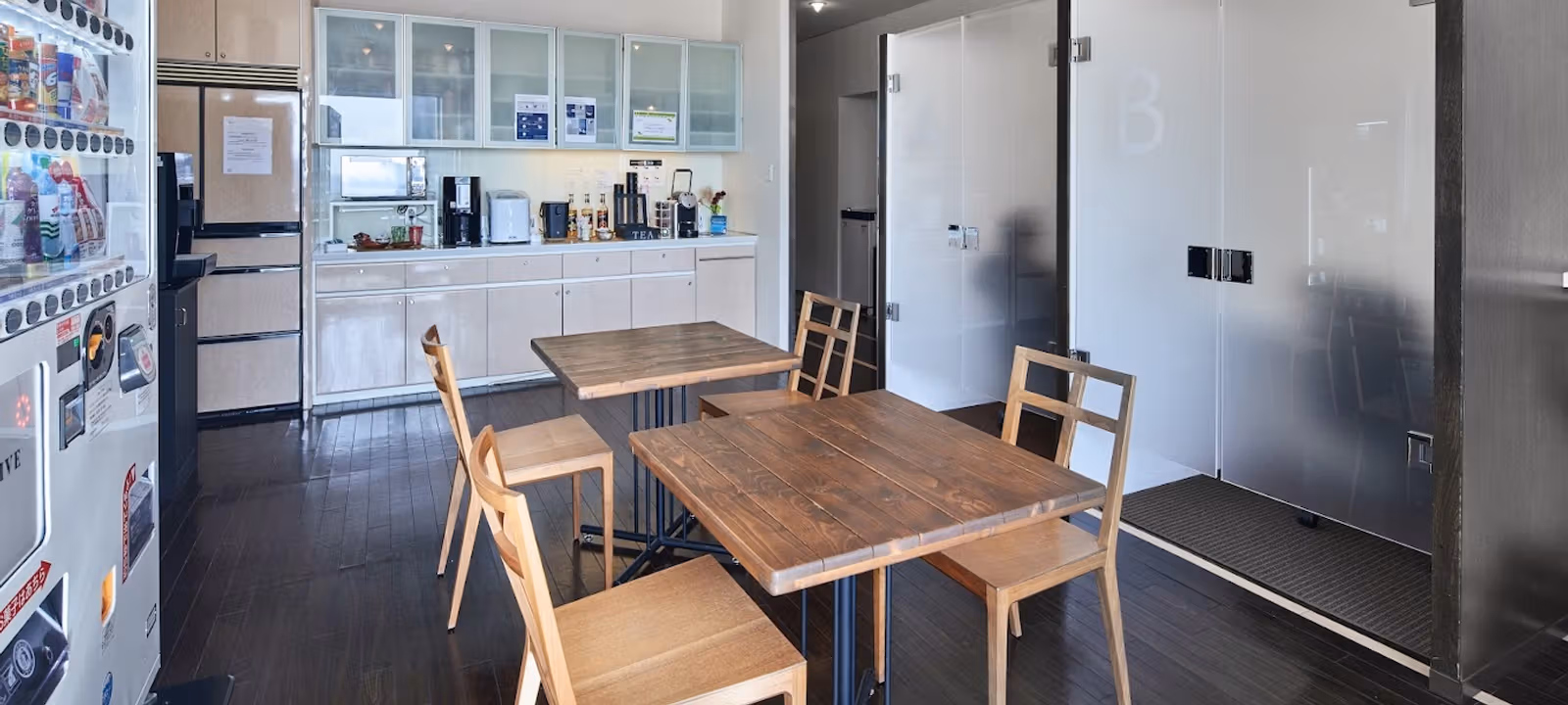 https://officehub.s3.amazonaws.com/Assets/images/14232/Serviced-Office-%28Classic%29-Tokyo-Shibuya-ku-26-1-Sakuragaokacho-CTTH---Breakout-Area-Toward-Kitchen.jpg