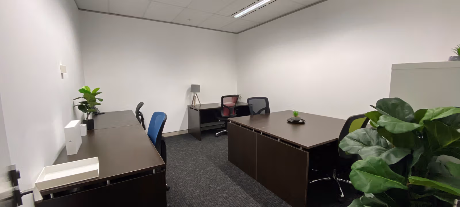 https://officehub.s3.amazonaws.com/Assets/images/1857/Serviced-Office-%28Creative%29-QLD-Bundall-1-Corporate-Court-Internal-5-pax-923.jpg