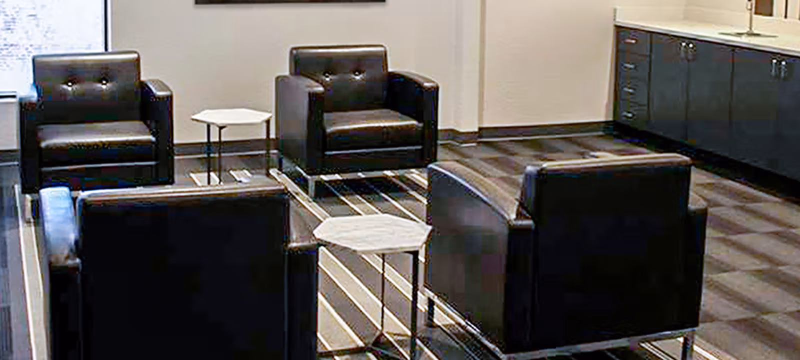 https://officehub.s3.amazonaws.com/Assets/images/18611/Conventional-Workspace-CO-Aurora-14201-14291-E-4th-Ave14201-int-lounge.jpg