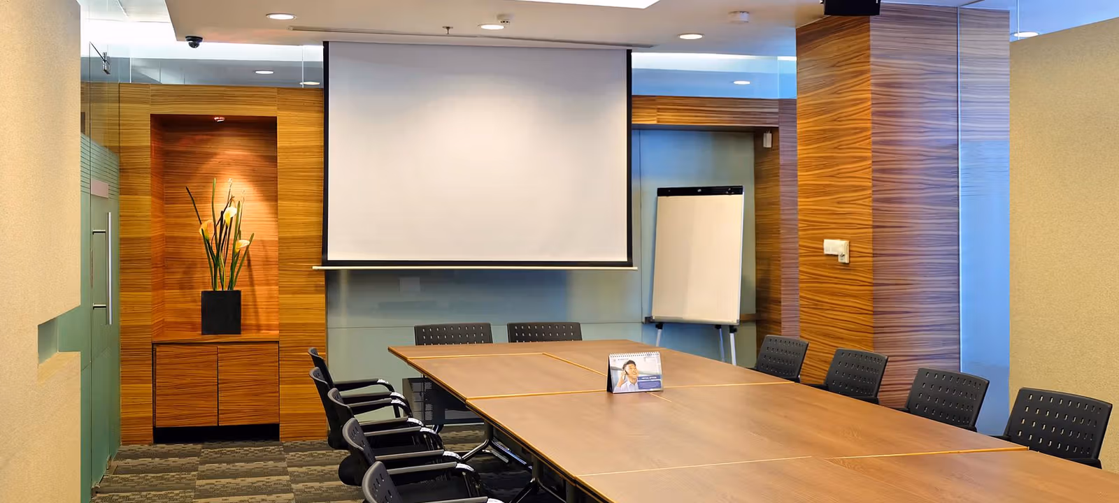 https://officehub.s3.amazonaws.com/Assets/images/1894/Serviced-Office-%28Classic%29-Jakarta-Selatan-South-Jakarta-1-2-Jl-Hr-Rasuna-Said-Blok-X-5-Menara-Karya---Meeting-Room.jfif