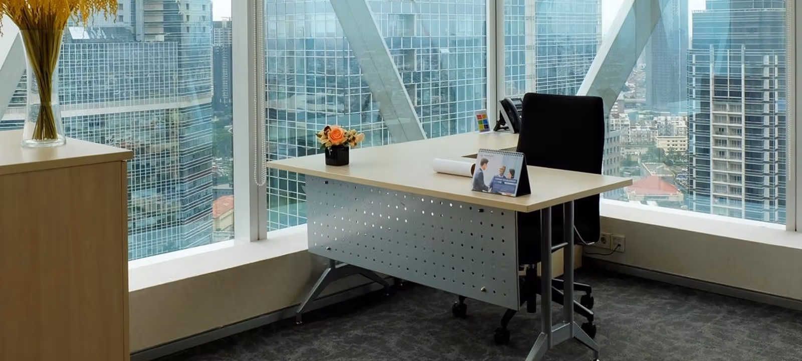 https://officehub.s3.amazonaws.com/Assets/images/1897/Serviced-Office-%28Classic%29-Jakarta-Scbd-District-Lot-9-52-53-Jl-Jend-Sudirman-Equity---Suite-Office2.jfif