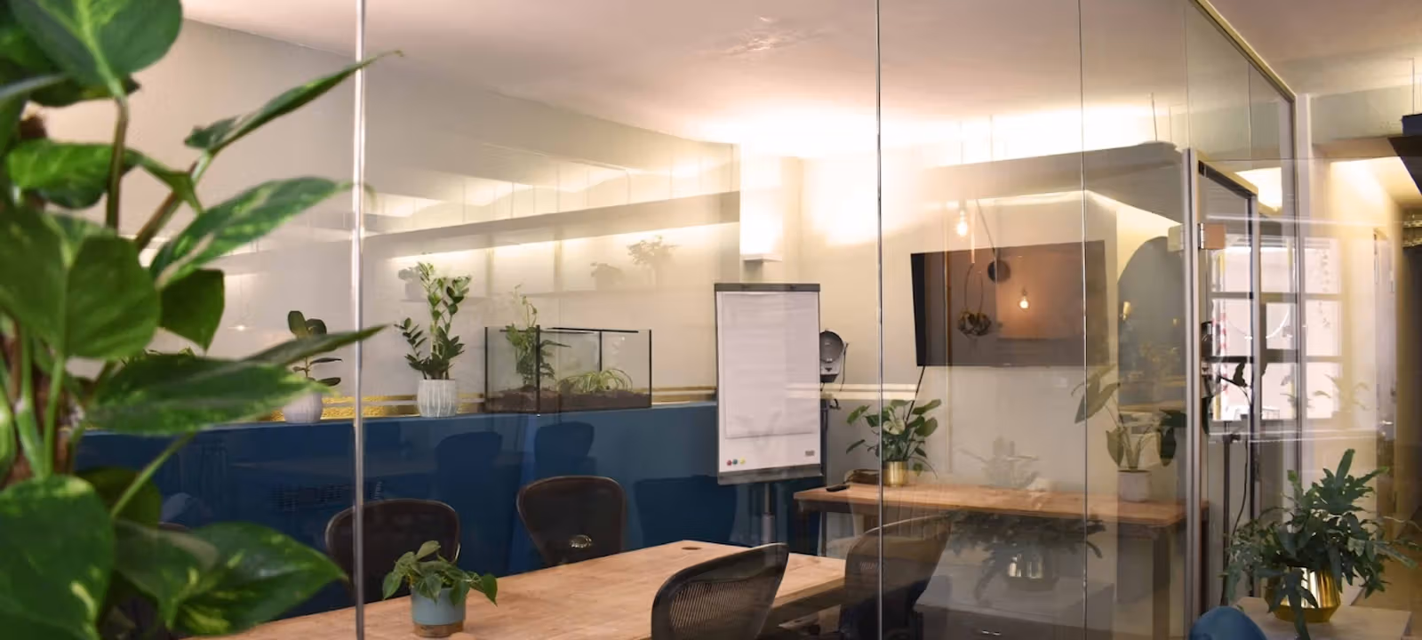 https://officehub.s3.amazonaws.com/Assets/images/20745/Coworking-Space--Munich-Amalienstrasse-7112_MeetingRaum.jpg