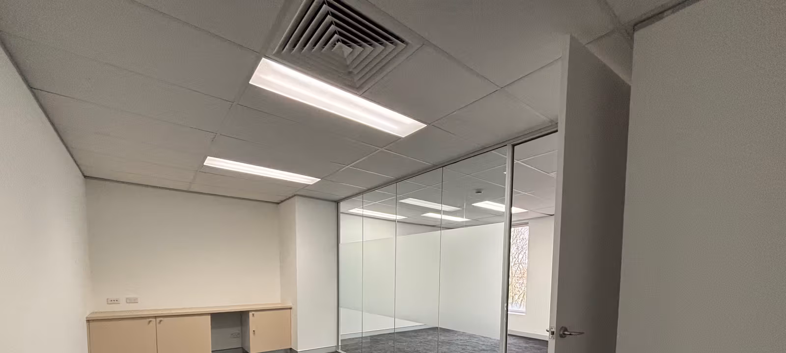 https://officehub.s3.amazonaws.com/Assets/images/21137/Conventional-Workspace-NSW-Surry-Hills-88-Foveaux-Street-IMG0067.HEIC