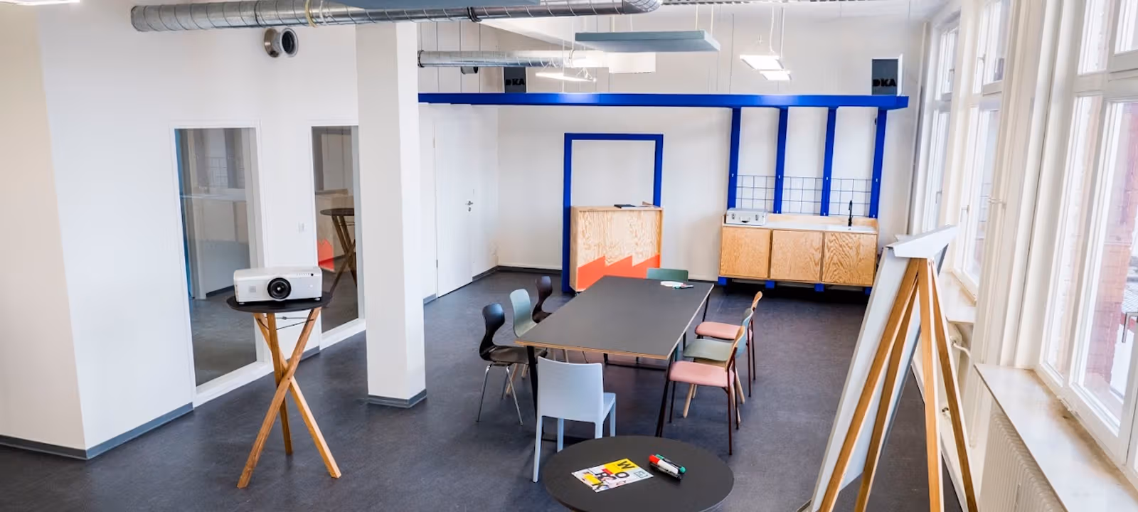 https://officehub.s3.amazonaws.com/Assets/images/21300/Coworking-Space--Heidelberg-Bergheimer-Strasse-104Design%20Thinking%20Raum%203%20-%20Heidelberg.jpg