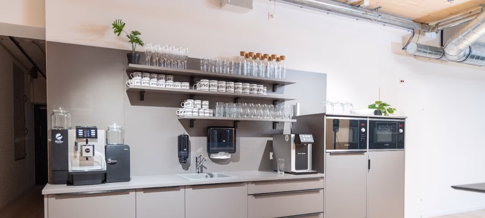 26 Janis-joplin-promenade, Wien - Image 1