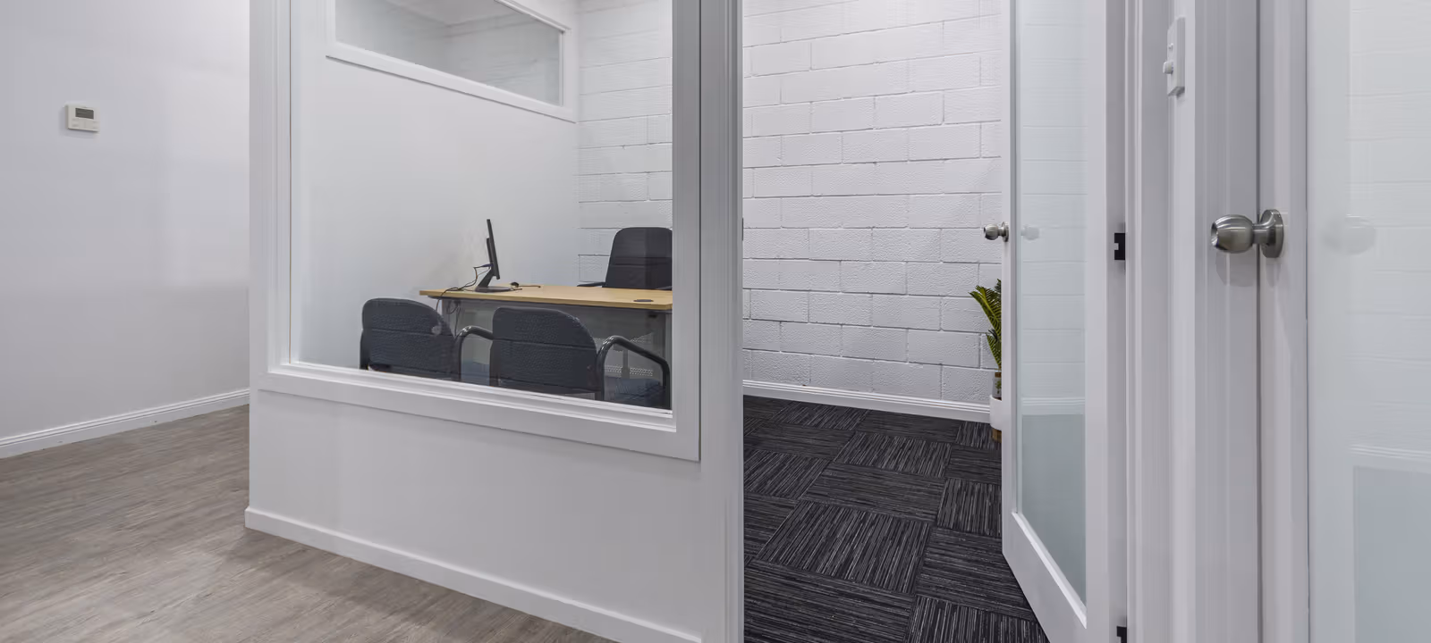 https://officehub.s3.amazonaws.com/Assets/images/2598/Shared-Workspace-QLD-Springwood-3460-Pacific-Highway3460%20Pacific%20Highway%2C%20Springwood%2011s.jpg
