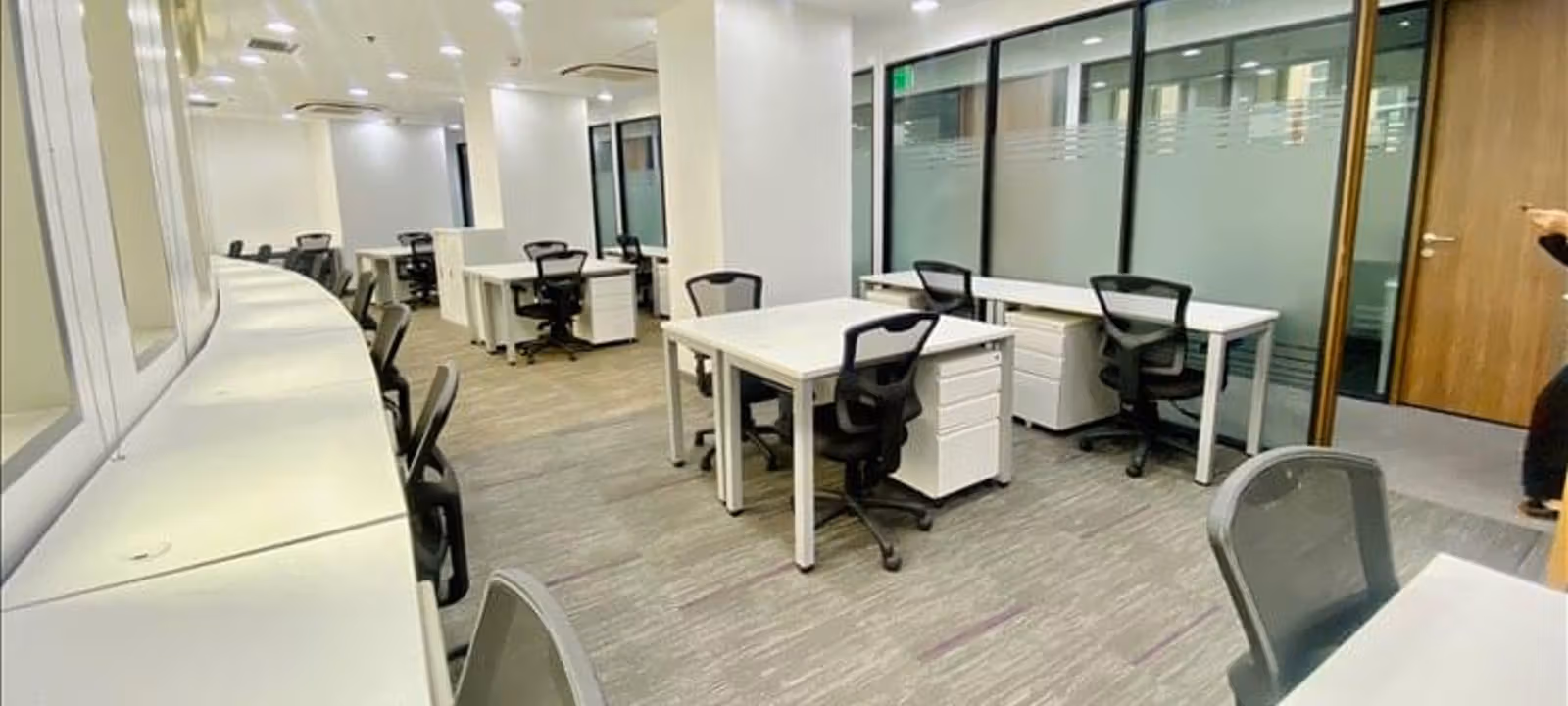 https://officehub.s3.amazonaws.com/Assets/images/2665/Serviced-Office-%28Creative%29-NCR-Makati-6781-Ayala-Avenue-4.jpg