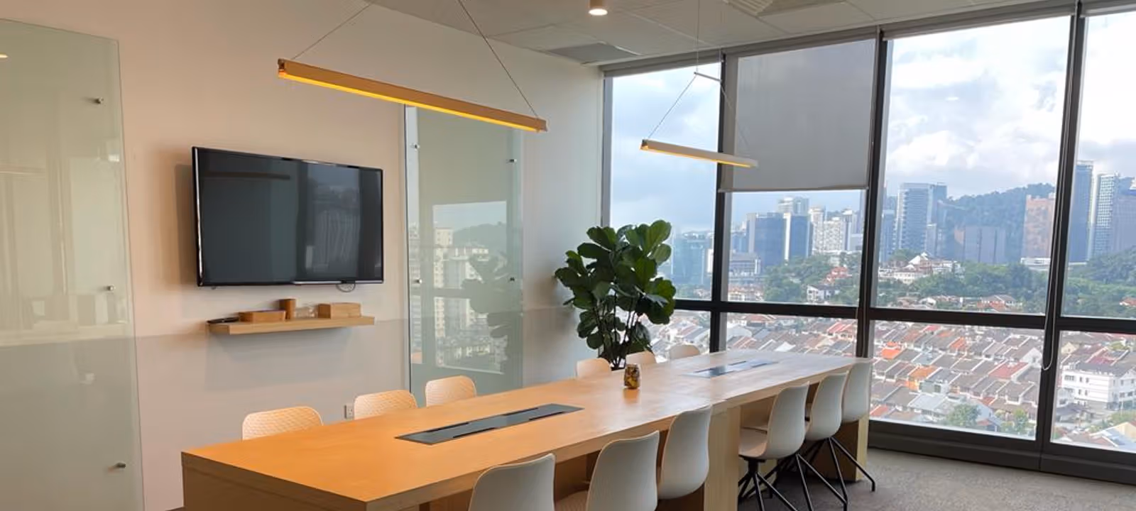 https://officehub.s3.amazonaws.com/Assets/images/26705/Coworking-Space-Wilayah-Persekutuan-Kuala-Lumpur-Kuala-Lumpur-37-Jalan-Burhanuddin-Helmi12-Pax%20Meeting%20Room.jpeg