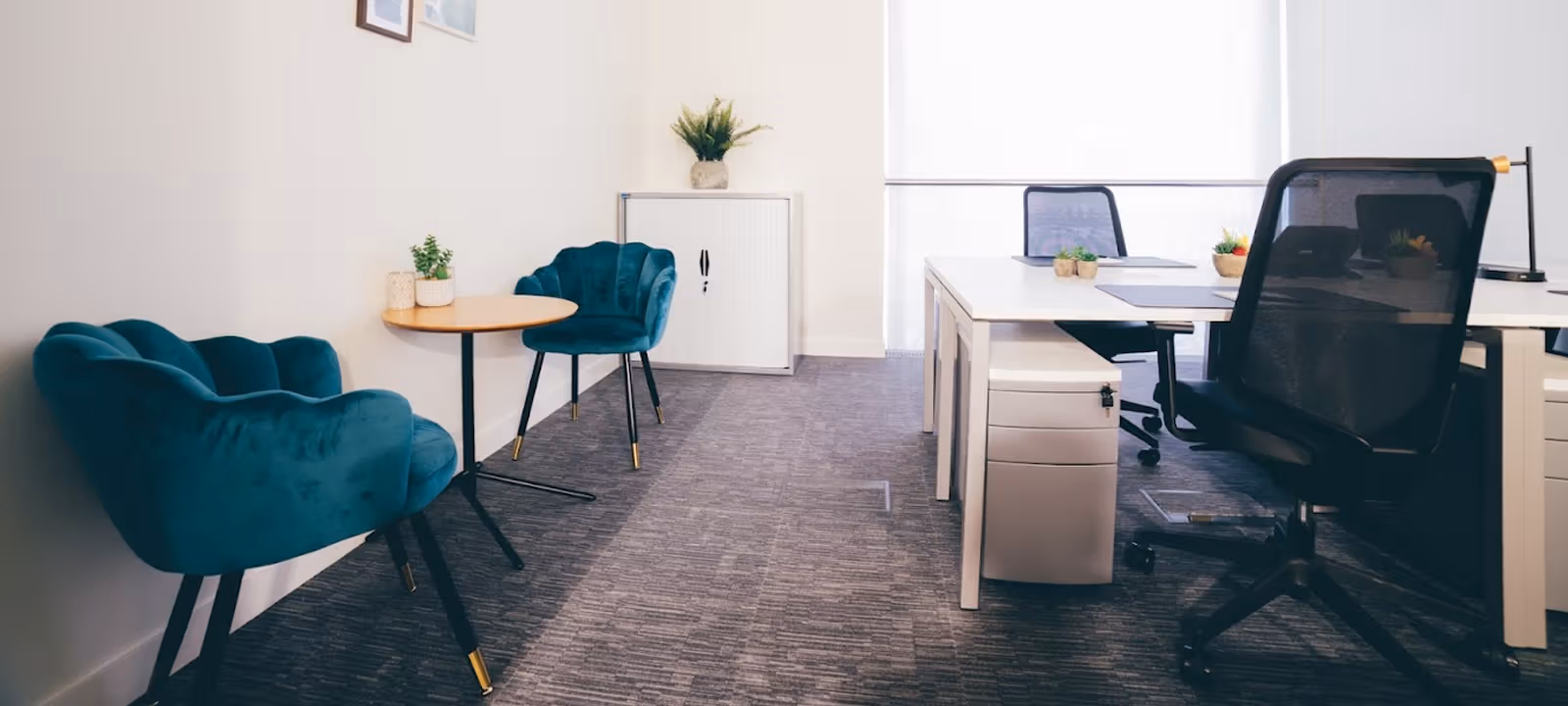 https://officehub.s3.amazonaws.com/Assets/images/2902/Serviced-Office-%28Classic%29-London-Leeds-23-Park-Square-South-Orega-Leeds-ground-floor-office-space.jpeg