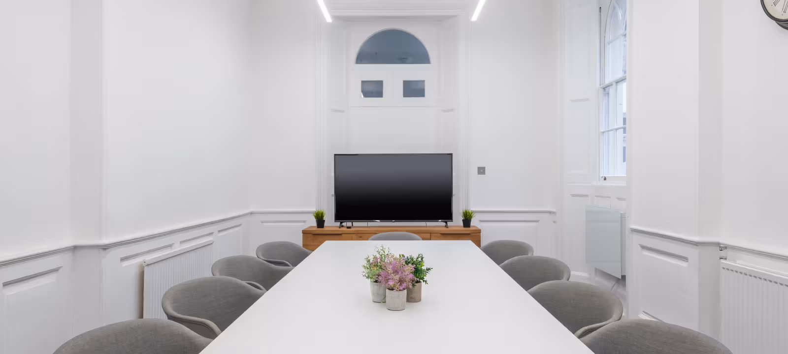 https://officehub.s3.amazonaws.com/Assets/images/2915/Serviced-Office-%28Classic%29-London-Covent-Garden-7-8-Henrietta-Street-meeting-room.webp