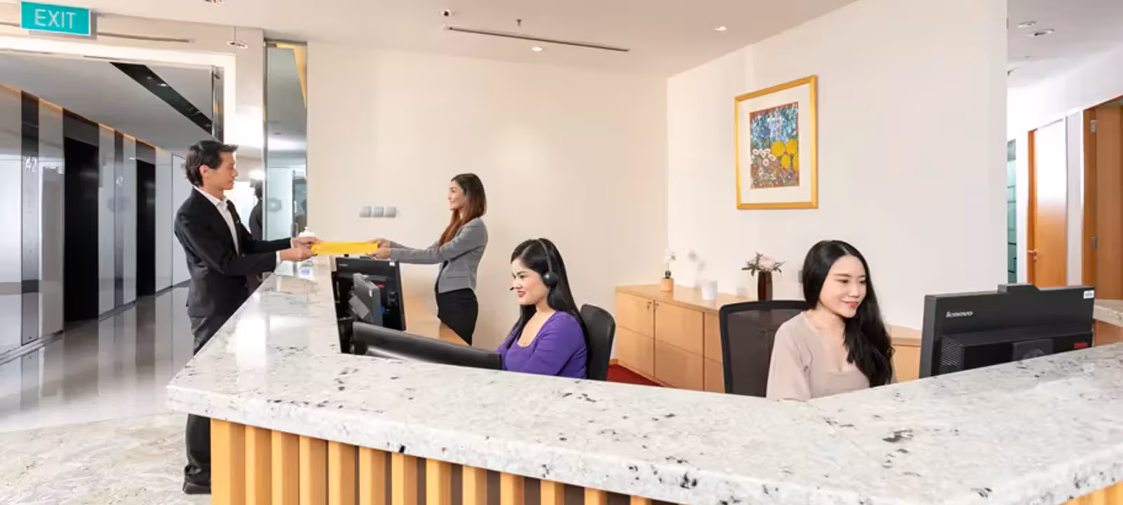 https://officehub.s3.amazonaws.com/Assets/images/335/Serviced-Office-%28Classic%29-Singapore-Singapore-8-Temasek-Boulevard-unbranded-reception-suntec-singapore.avif