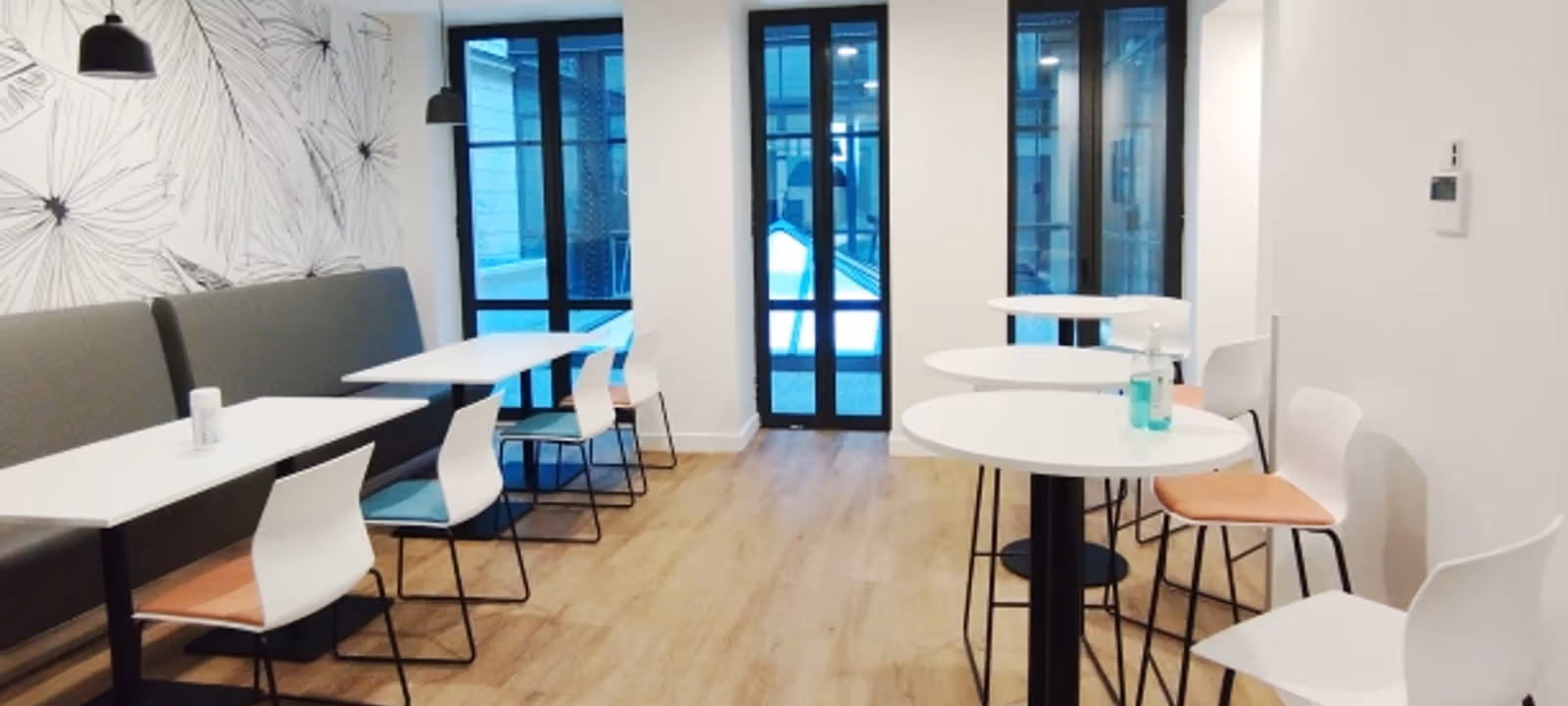 https://officehub.s3.amazonaws.com/Assets/images/34253/Serviced-Office-%28Classic%29-IDF-Paris-5-Rue-De-La-Terrasse-Caf%C3%A9t%C3%A9ria-RDC---Baya-Monceau.jpg