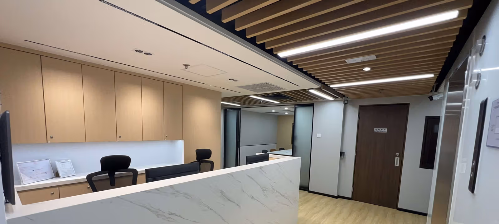 https://officehub.s3.amazonaws.com/Assets/images/34996/Serviced-Office-%28Classic%29-Hong-Kong-Central-138-Queens-Road-CentralReceiption2-scaled.jpg