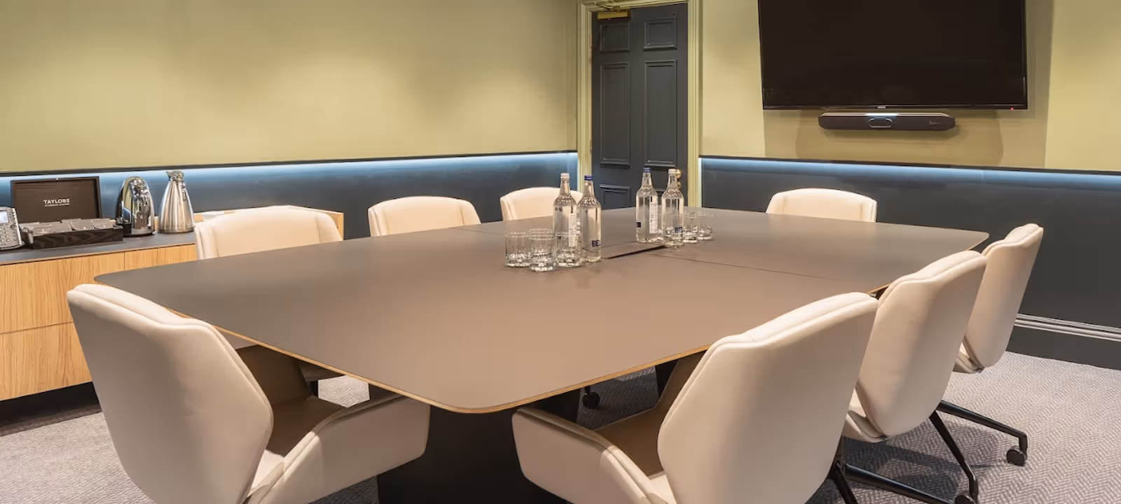 https://officehub.s3.amazonaws.com/Assets/images/3637/Serviced-Office-%28Classic%29-London-Mayfair-53-Davies-St-Argyll---53-Davies-Street---Conference-room-4.jpg