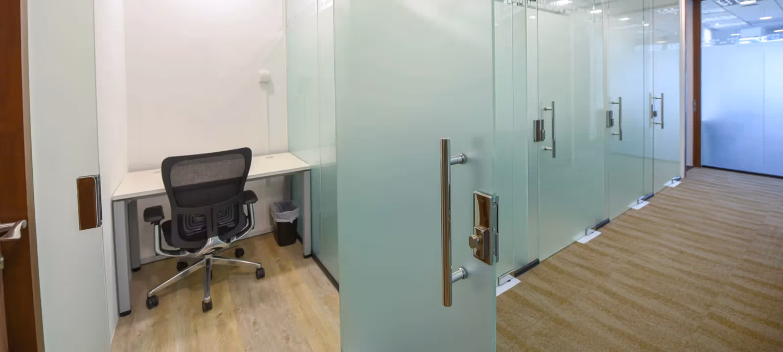 https://officehub.s3.amazonaws.com/Assets/images/365/Serviced-Office-%28Classic%29-Singapore-Singapore-350-Orchard-Road-centennial-shaw-house-2-private-office.webp