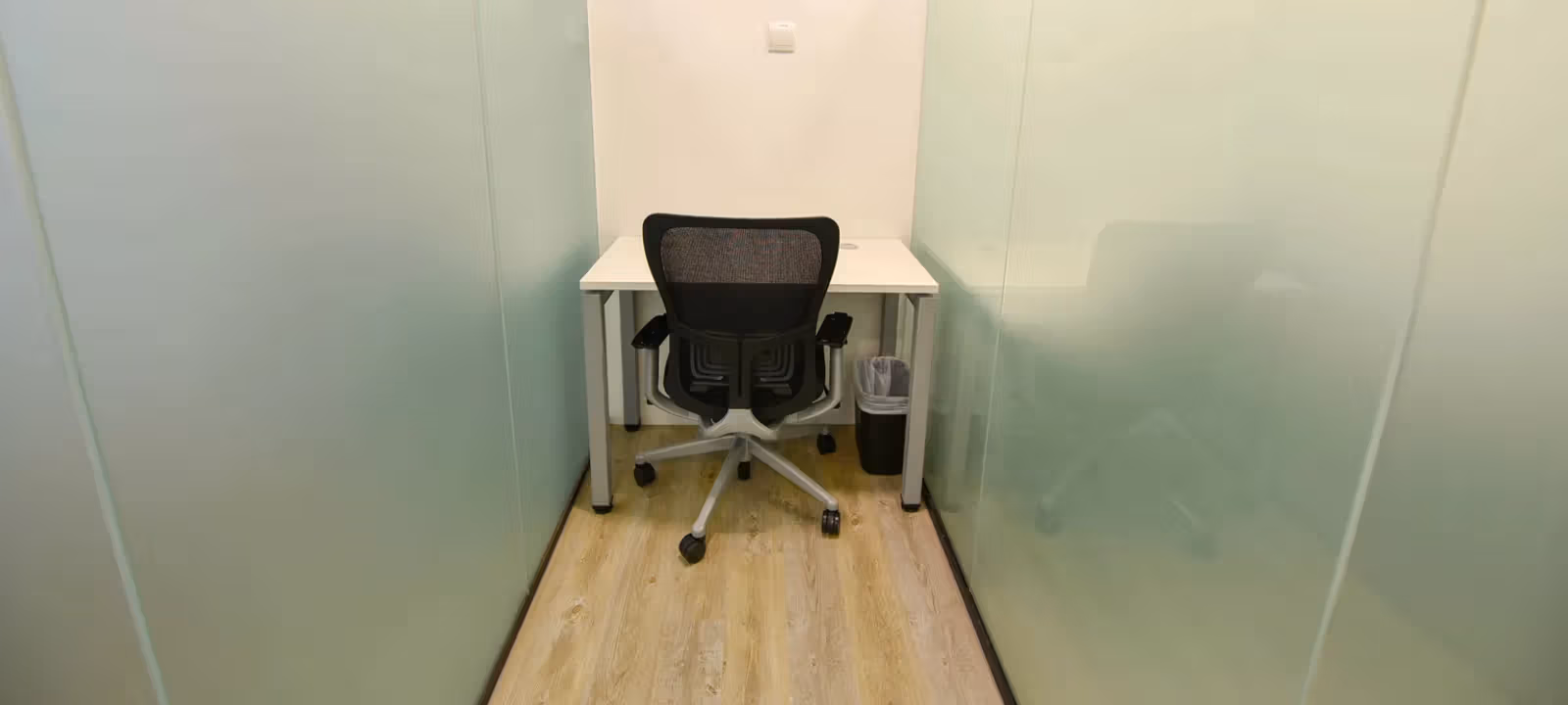 https://officehub.s3.amazonaws.com/Assets/images/365/Serviced-Office-%28Classic%29-Singapore-Singapore-350-Orchard-Road-centennial-shaw-house-5-private-office.webp