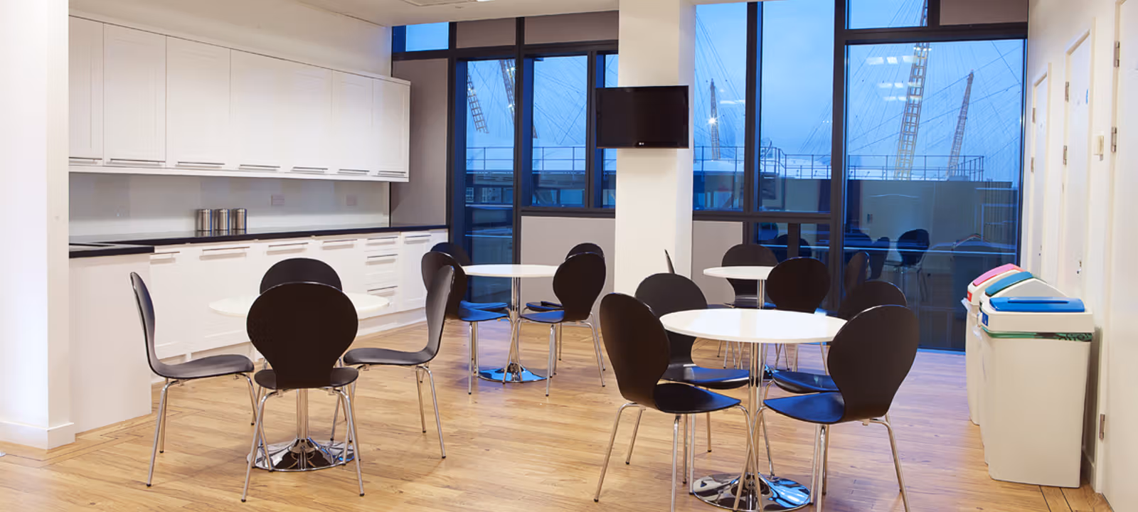 https://officehub.s3.amazonaws.com/Assets/images/3784/Serviced-Office-%28Classic%29-London-Greenwich-Peninsula-6-Mitre-PassageGreenwich-Kitchen-1.jpg
