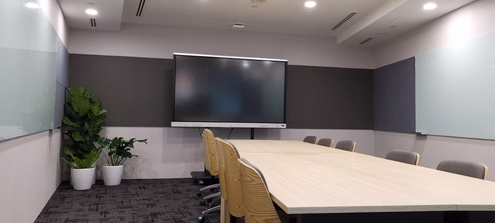 https://officehub.s3.amazonaws.com/Assets/images/3907/Coworking-Space-Raffles-Place-Singapore-16-Collyer-Quay-Meeting-room-nice.webp