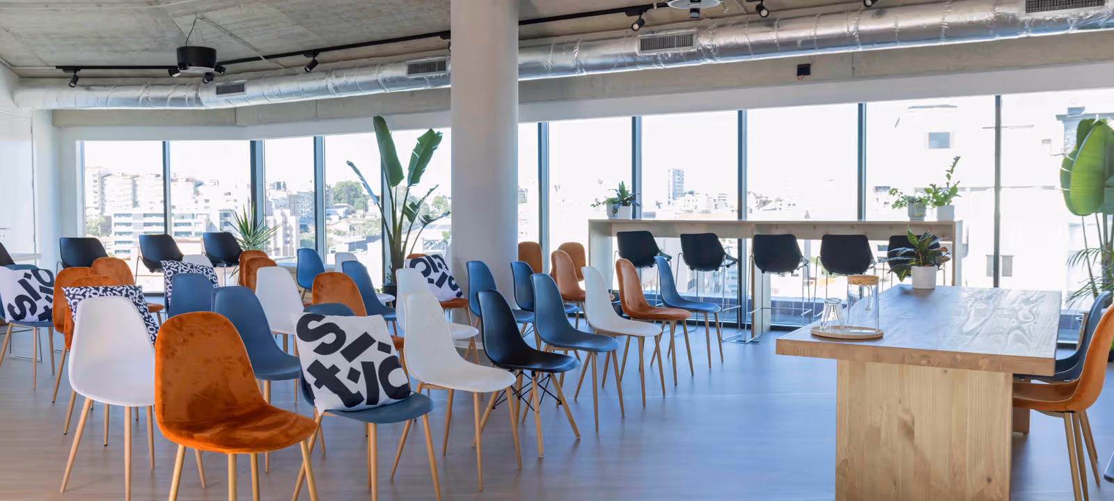 https://officehub.s3.amazonaws.com/Assets/images/39975/Coworking-Space-Porto-Vila-Nova-De-Gaia-1363-Avenida-Da-Rep%C3%BAblica-SitioGaiaspeech-room3.jpg
