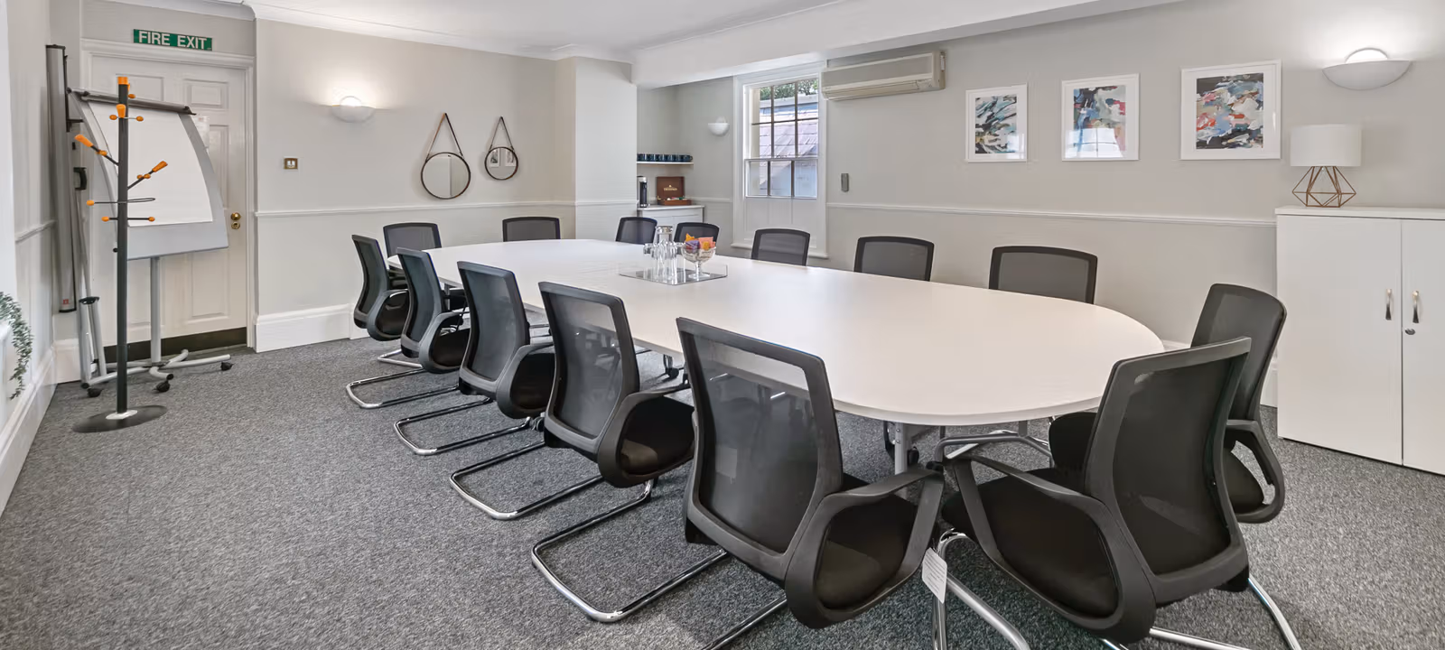 https://officehub.s3.amazonaws.com/Assets/images/4412/Serviced-Office-%28Classic%29-Berkshire-Reading-Wyvols-Court-Wellesley-Meeting-Room.jpg