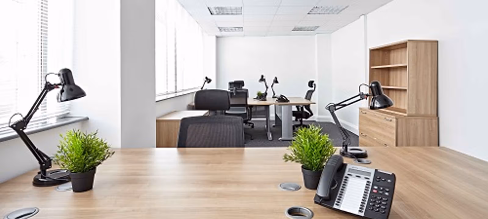 https://officehub.s3.amazonaws.com/Assets/images/4459/Serviced-Office-%28Classic%29-London-Liverpool-Street-Victoria-Avenue-LONGCROFTOFFICE019.jpg