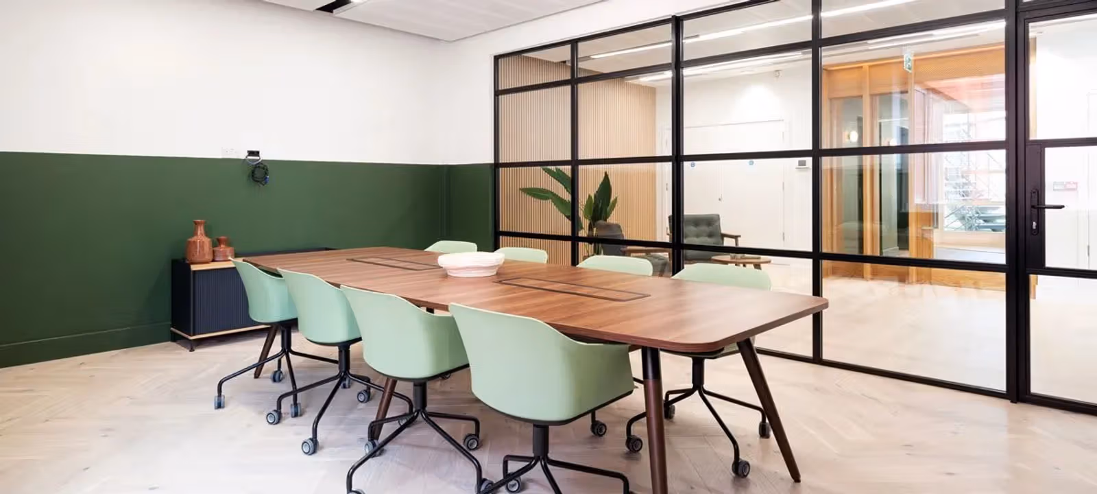 https://officehub.s3.amazonaws.com/Assets/images/47396/Serviced-Office-%28Classic%29-London-London-3-Herbal-Hill-MeetingRoomFarringdon.webp