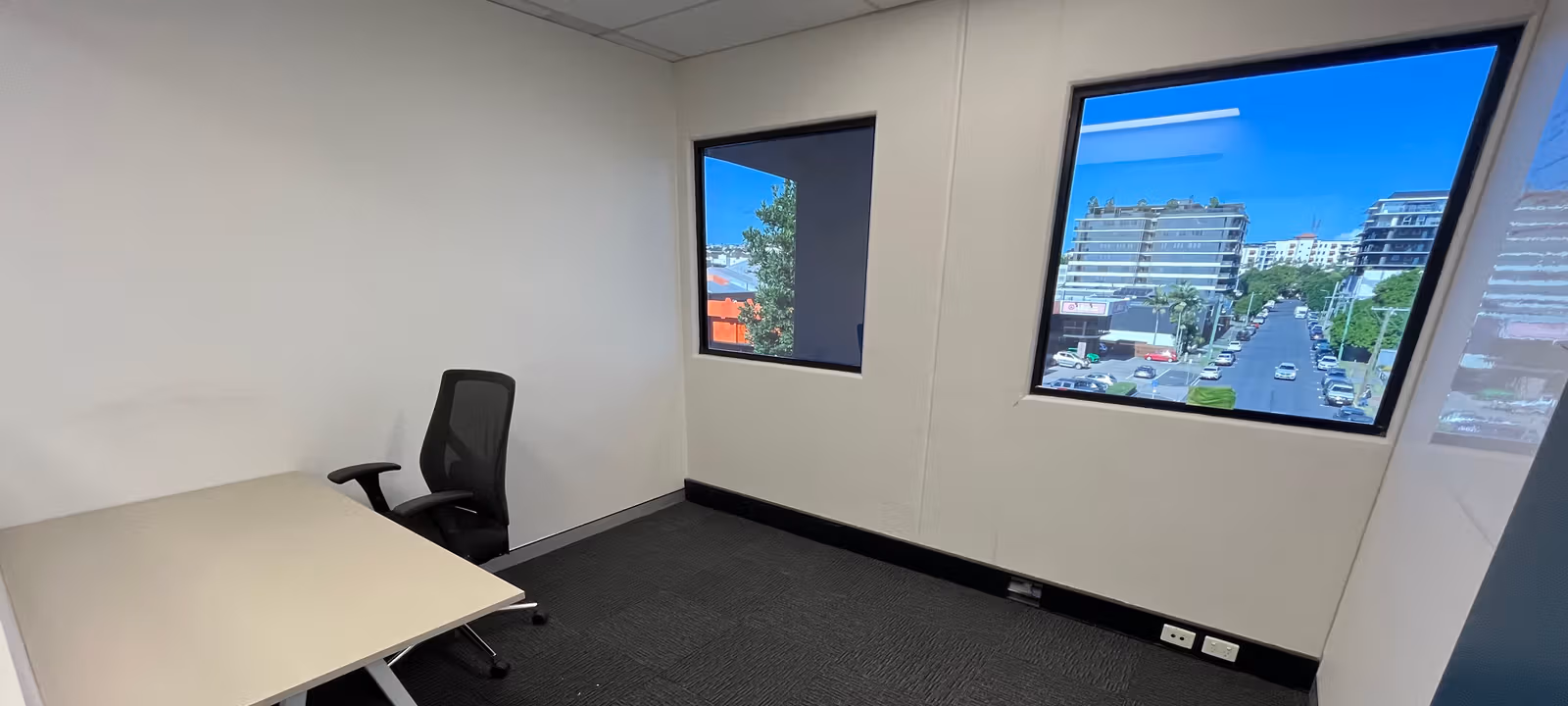 https://officehub.s3.amazonaws.com/Assets/images/49506/Shared-Workspace-QLD-Newstead-104-Breakfast-Creek-Road-office-1-view.jpg