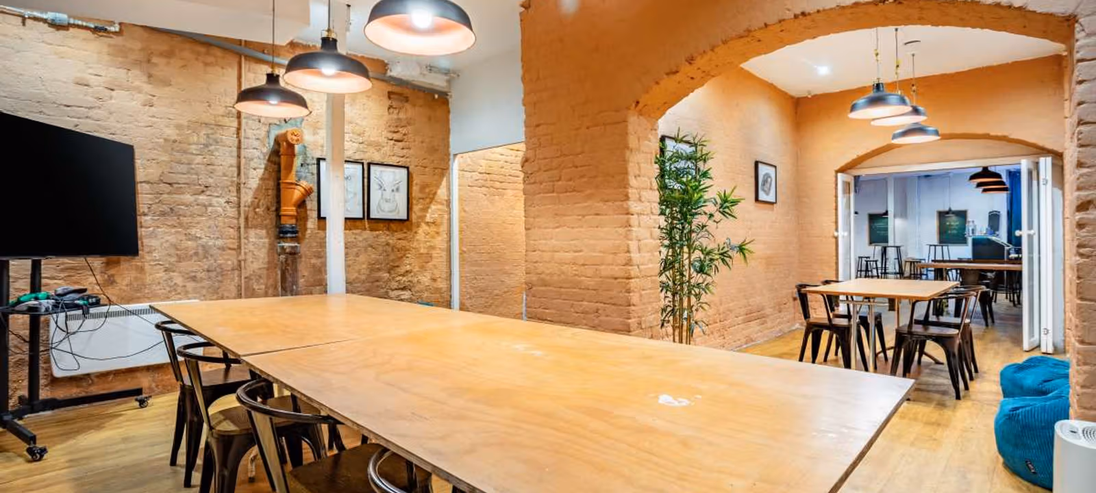 https://officehub.s3.amazonaws.com/Assets/images/49639/Coworking-Space-England-Greater-London-130-Shoreditch-High-Street-Big-Table-Meeting-Room.jpg