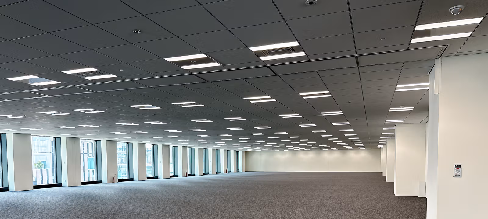 https://officehub.s3.amazonaws.com/Assets/images/52890/Serviced-Office-%28Classic%29-Tokyo-Chuo-City-1-Chome-1-1-Ky%C5%8Dbashi-11F-Office-Area-3-.JPG